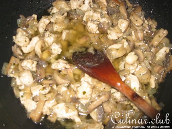 Пельмени с грибами и мясом в глечиках