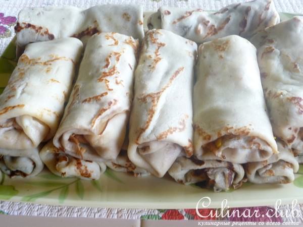 Блины с начинкой под соусом.