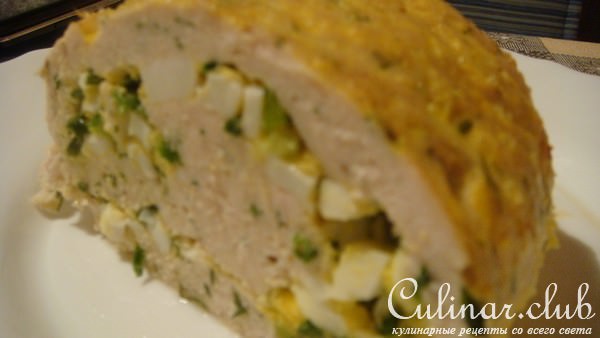 Куриный рулет с зеленым луком и яйцом