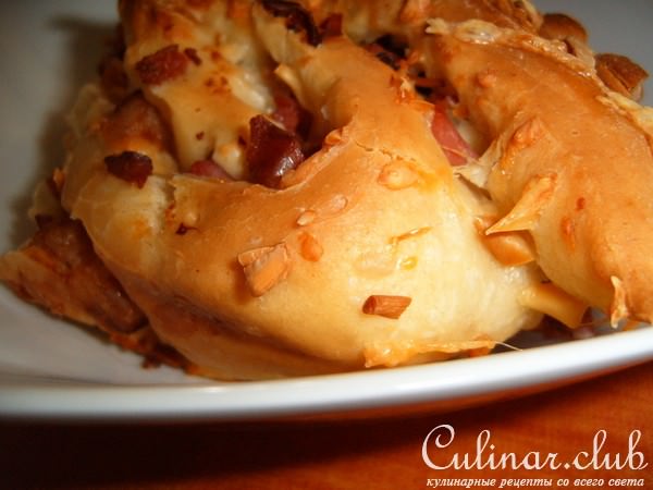 ХЛЕБНЫЕ РОЛИКИ С СЫРОМ И САЛОМ „BACON”