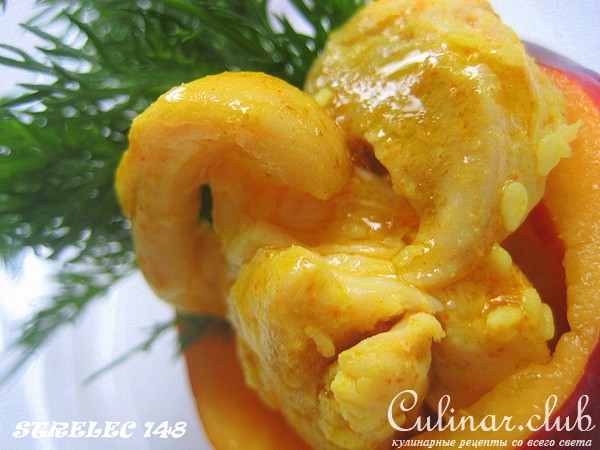 Куриная грудка карри с кунжутом в чаше из нектарина.
