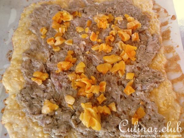 Мясной рулет с курагой в сыре