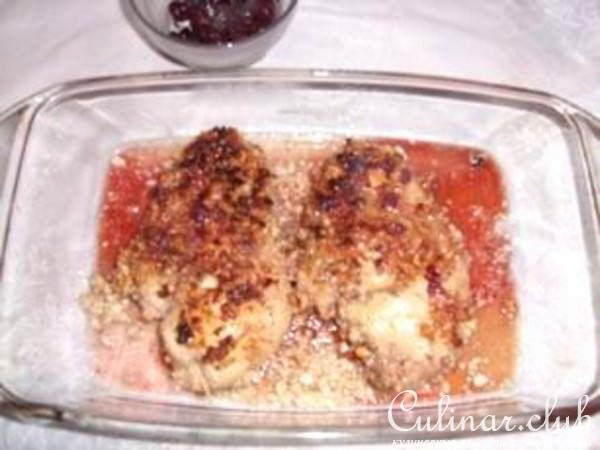 Курица с вишнями в арахисовой панировке.
