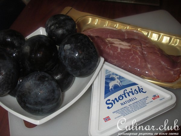 Сливы с сыром и копченой грудинкой
