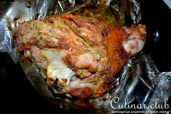 Рулька запечёная с яблоками.