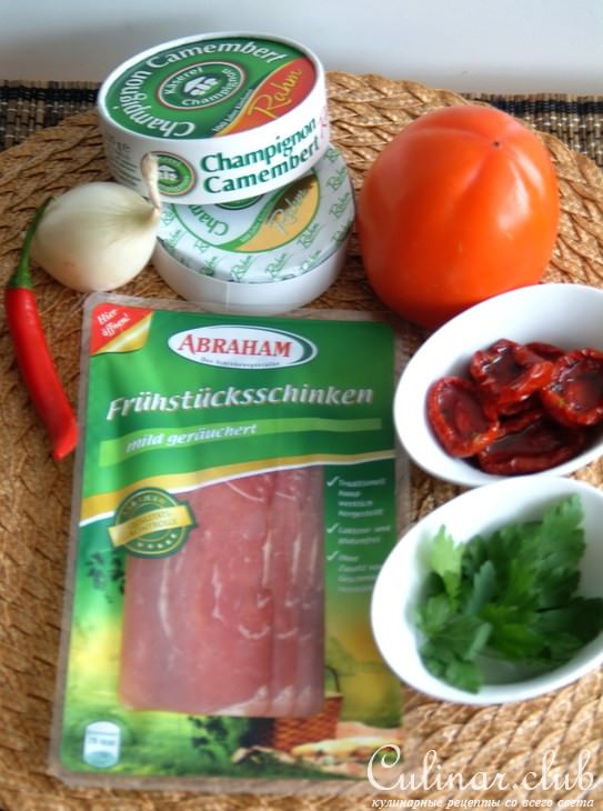 Теплый камамбер с хурмой, карамелизированным луком и хамоном