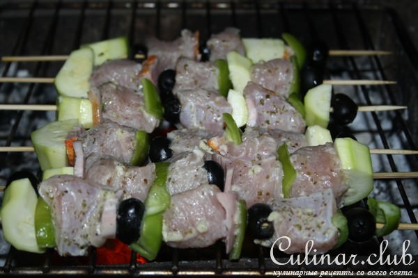 Шашлычки из индейки с овощами и маслинами