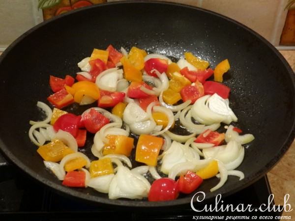 Нежная индейка с яблоками и болгарским перцем