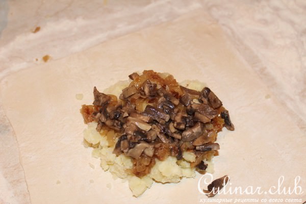 куриная ножка в тесте, с картошкой,луком и грибами.