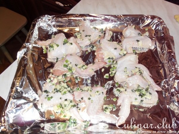 Вингз - куриные крылья в трех маринадах с ореховым соусом