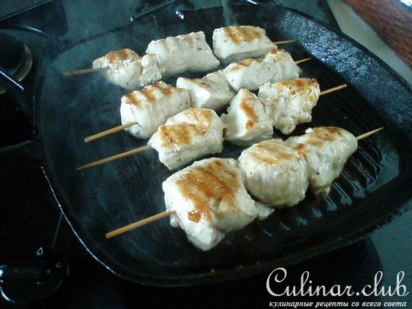 Sate - индонезийский шашлычок с одноименным соусом при нем