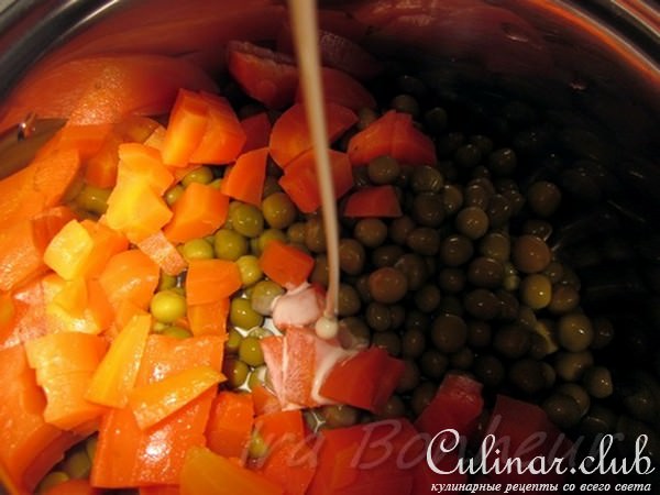 Горячий салат из курицы гриль с кукурузой