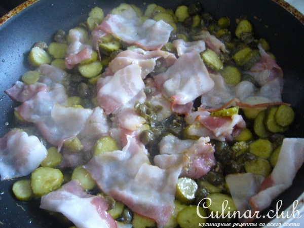 Ветчина, жаренная с маринованными корнишонами и каперсами