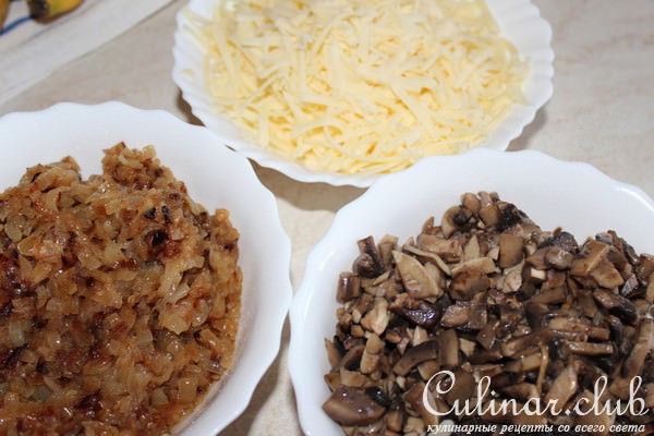 куриная ножка в тесте, с картошкой,луком и грибами.