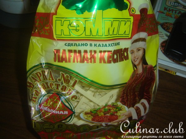 острая свиная соломка с овощами и лапшой