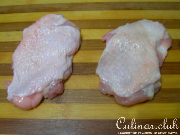 Закуска из куриных бедрышек, запеченных на хлебе, с соусом и сладким перцем