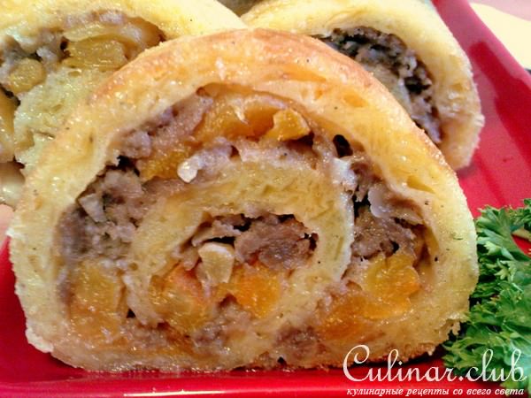 Мясной рулет с курагой в сыре