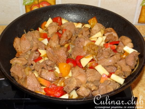 Нежная индейка с яблоками и болгарским перцем