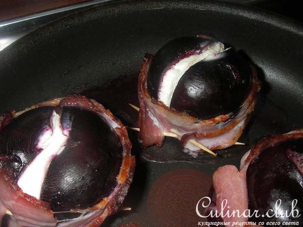 Сливы с сыром и копченой грудинкой