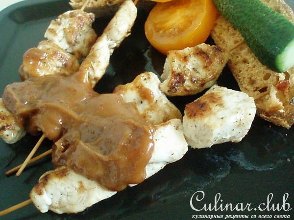 Sate - индонезийский шашлычок с одноименным соусом при нем