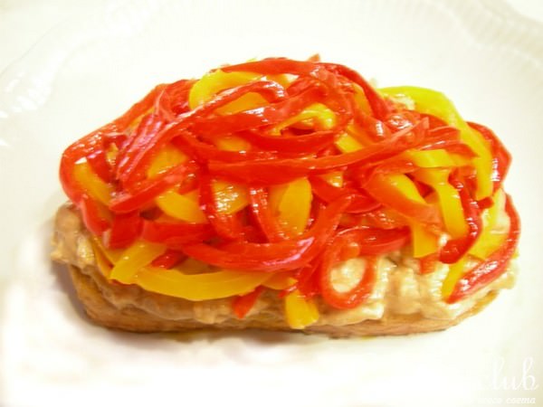 Закуска из куриных бедрышек, запеченных на хлебе, с соусом и сладким перцем