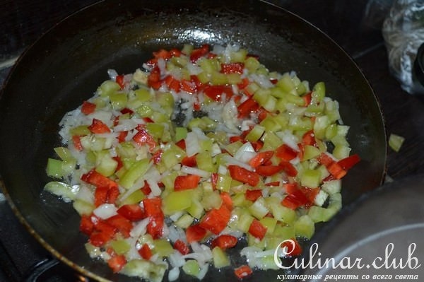 Макароны с куриным филе и сырным соусом с паприкой