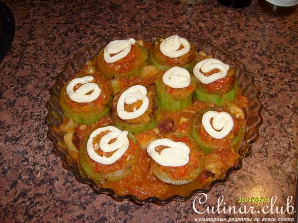 Кабачки фаршированые овощами.