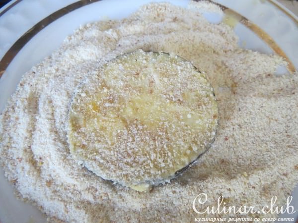 Башенки из баклажана с сыром и томатным соусом
