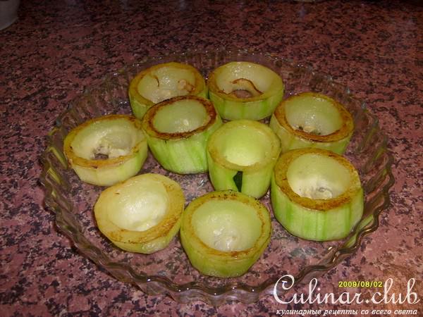 Кабачки фаршированые овощами.