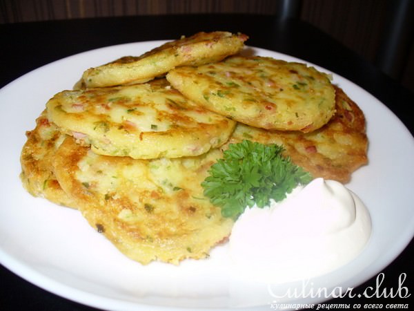 Картофельные оладушки с ветчиной,жареным луком и зеленью