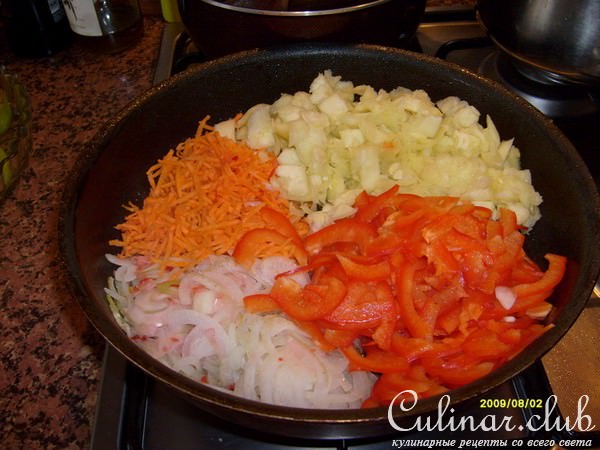 Кабачки фаршированые овощами.