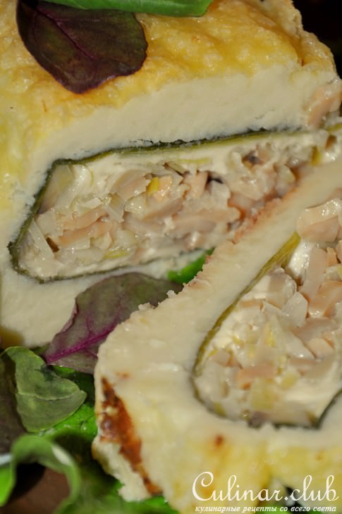 Картофельный рулет с шампиньонами, сыром и луком