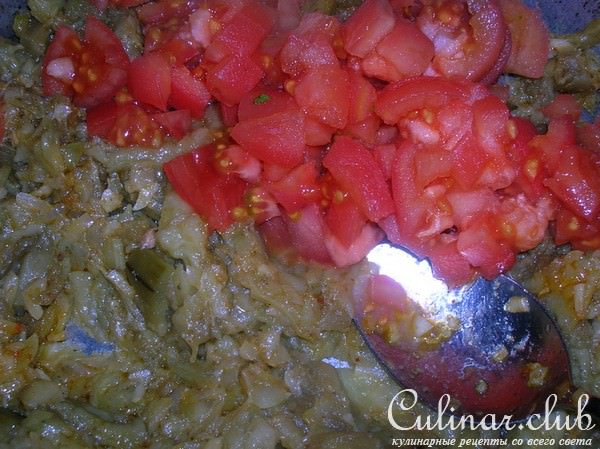 Баклажанная закуска с зеленым горошком и кинзой в йогуртовой заправке