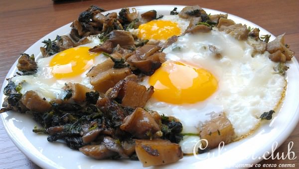 Яичница глазунья с крапивой и грибами