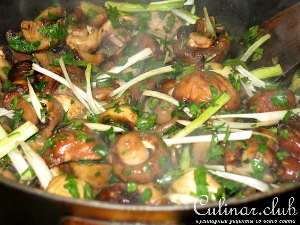 Грибы с печёным чесноком и зелёным луком (Funghi con aglio e cipolline)