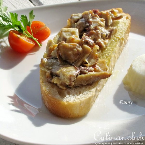 Брускетта с белыми грибами и яйцом пашот