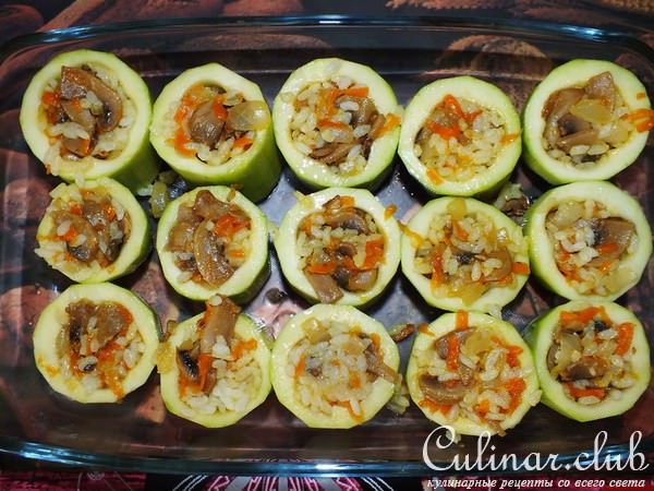Кабачки фаршированные грибами и рисом