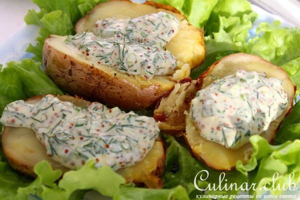 Теплая картофельная закуска со сметанным соусом