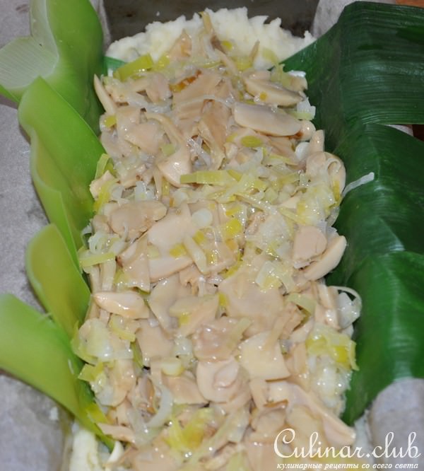 Картофельный рулет с шампиньонами, сыром и луком
