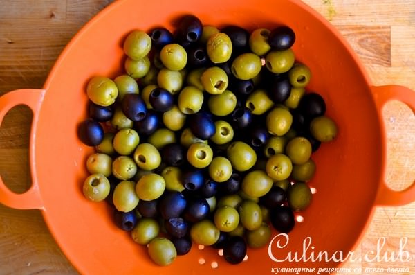 Теплые оливки и маслины с лимоном и зеленью