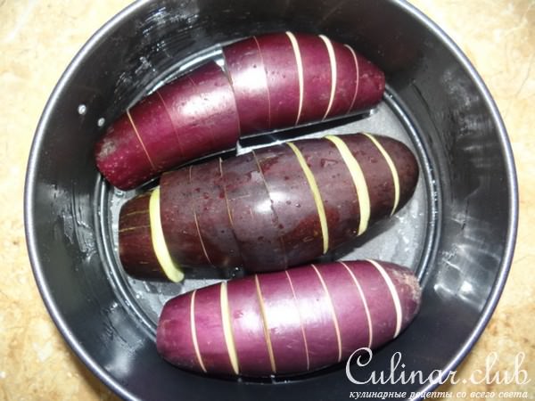 Гарнир из запеченных баклажан с овощами и яблоком