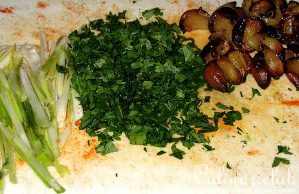 Грибы с печёным чесноком и зелёным луком (Funghi con aglio e cipolline)