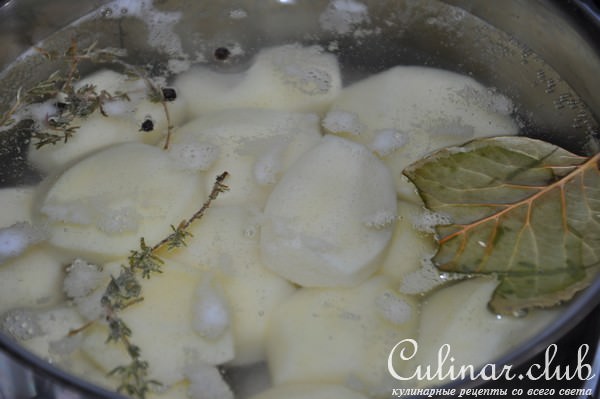 Картофельный рулет с шампиньонами, сыром и луком