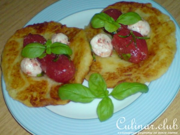 Закуска из картофельных оладий и маринованных помидорок и сыра