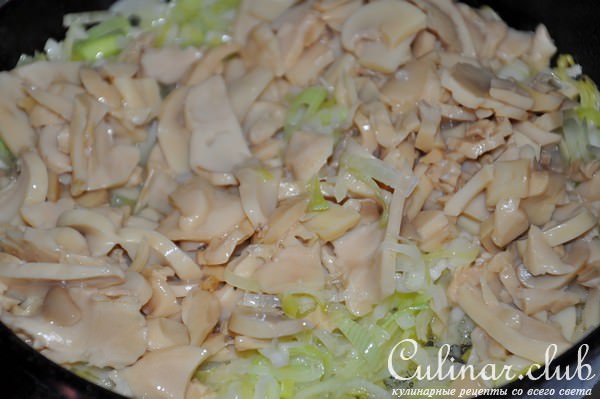 Картофельный рулет с шампиньонами, сыром и луком