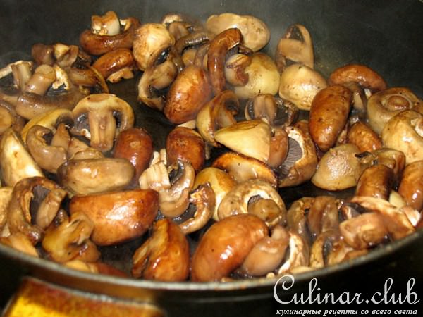 Грибы с печёным чесноком и зелёным луком (Funghi con aglio e cipolline)