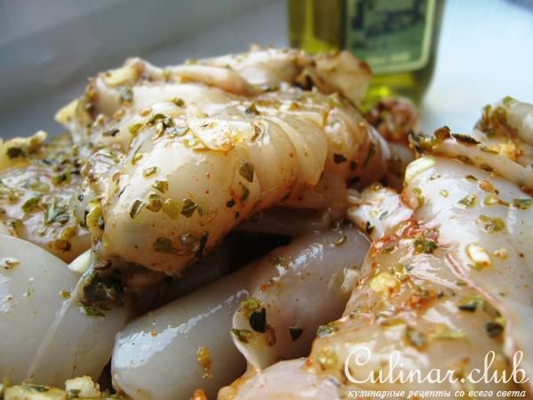Кальмары жареные с салатом из фасоли и оливками