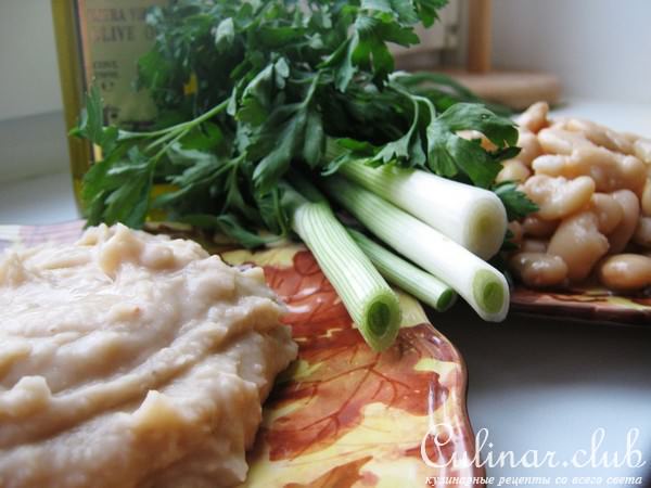 Кальмары жареные с салатом из фасоли и оливками