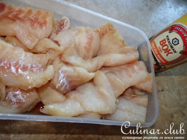 Треска в панировке с луком и черри