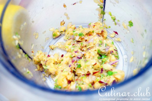 Fish Pakoras. Рыба в кляре с персиковым чатни. Улица Карри Нью-йорк.